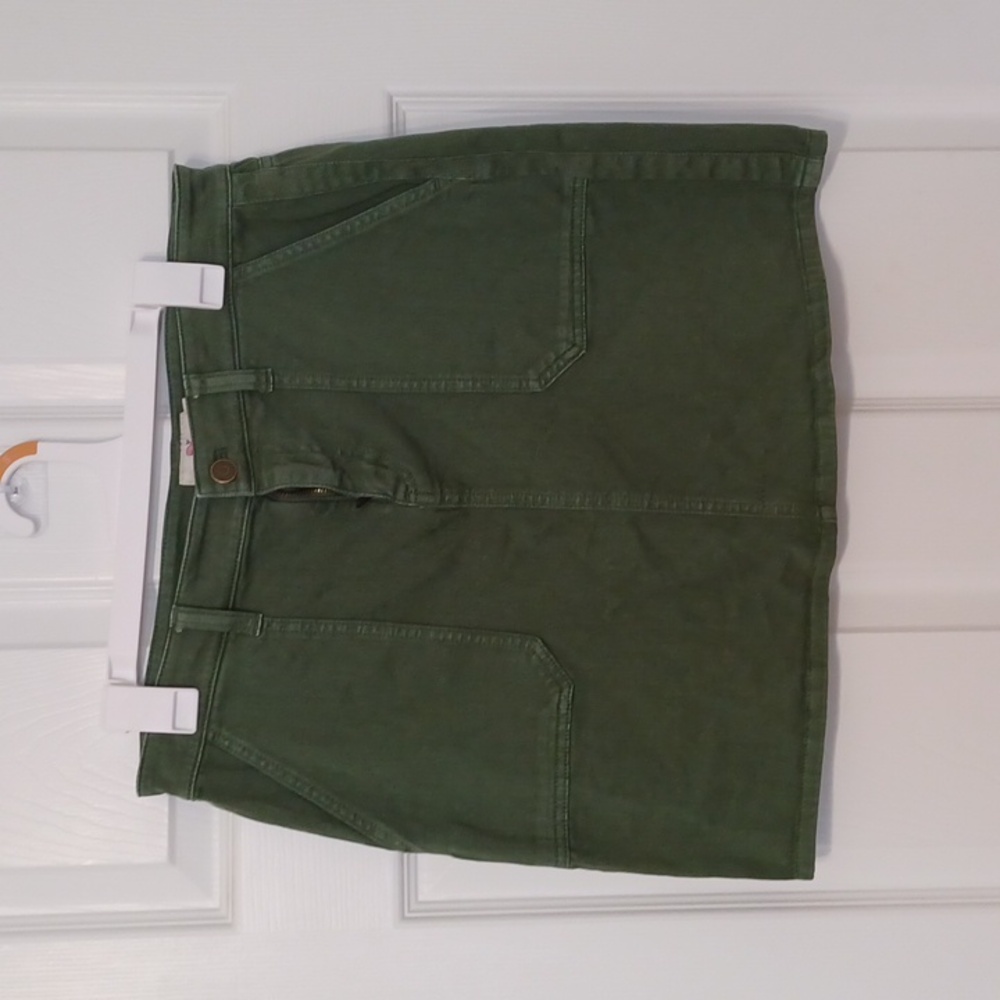 Vineyard Vines, sz 8, green denim skirt, cotton. True to size, 4 pockets.Classic